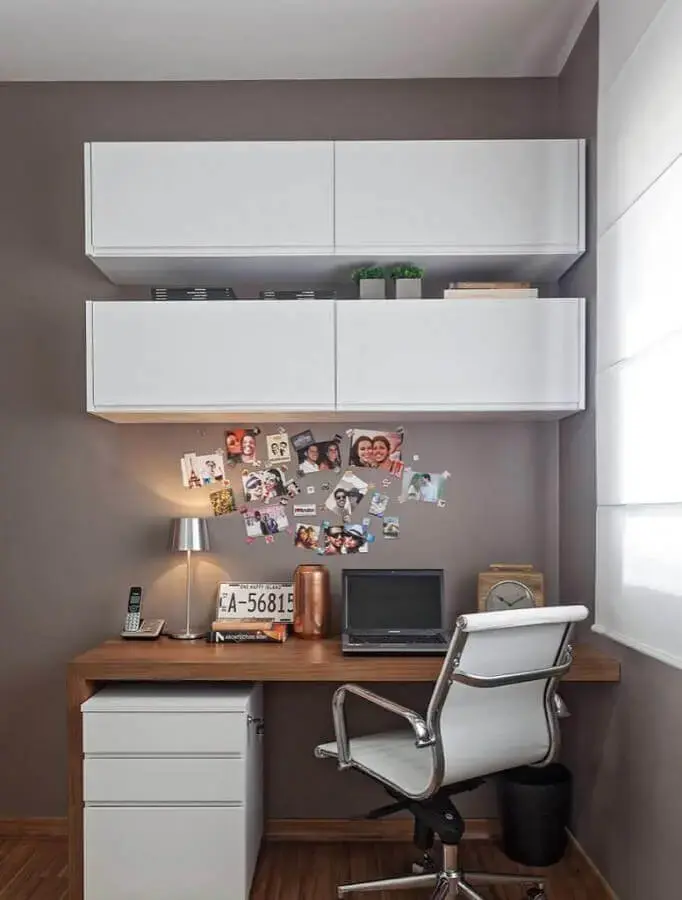 Decoração simples com escrivaninha home office com armário aéreo Foto Pinterest