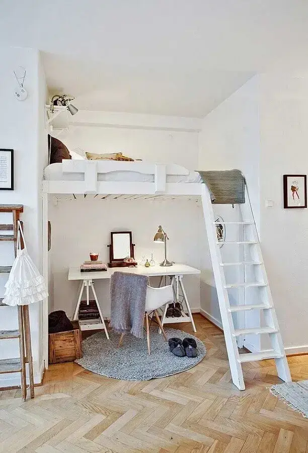 Decoração simples com escrivaninha para home office pequeno embaixo da cama mezanino Foto Pinterest