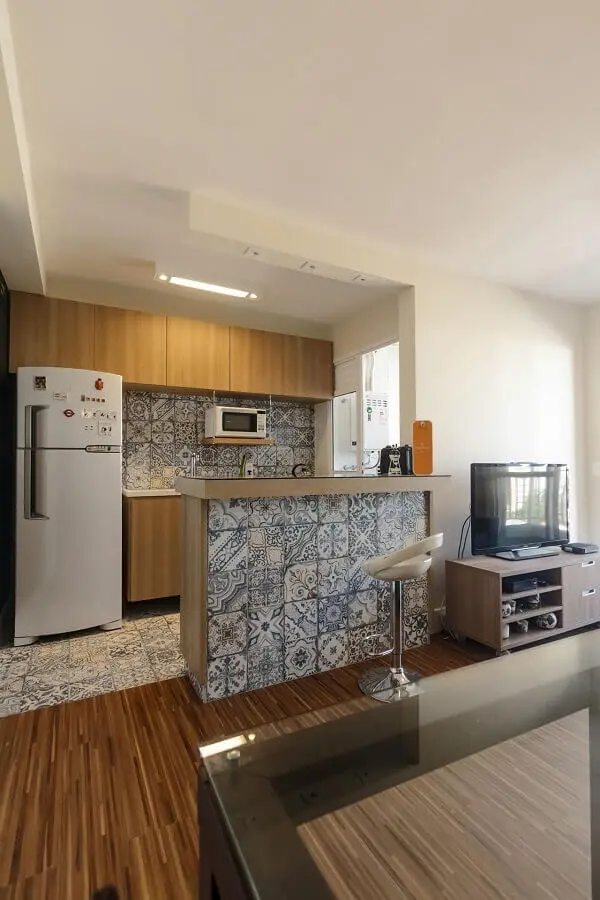 Decoração simples com ladrilho hidráulico para cozinha aberta com sala Foto Fernanda Duarte