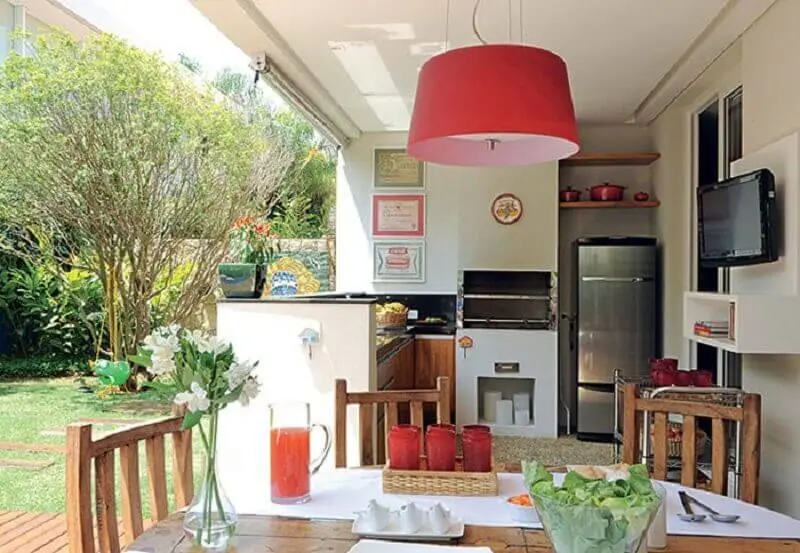 Decoração simples com luminária vermelha para cozinha aberta no quintal Foto Jusciane Pacifico