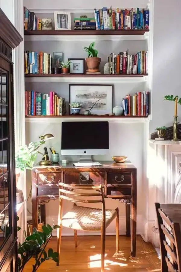 Decoração simples com prateleiras de livros e escrivaninha para home office pequeno Foto Dicas Decor