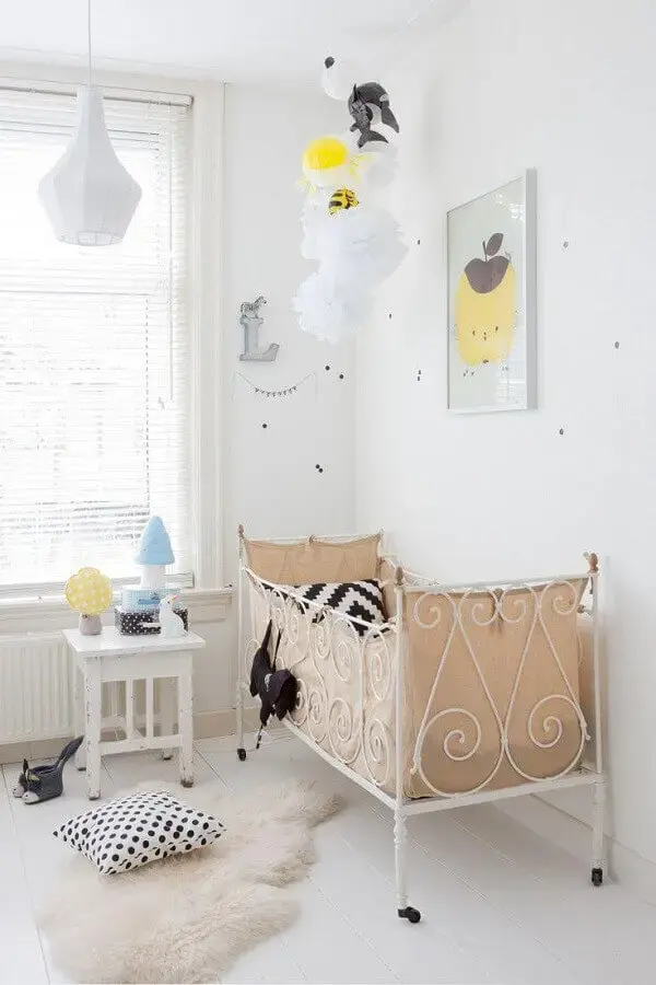 Decoração simples de quarto para bebê branco com berço de ferro Foto Pinterest