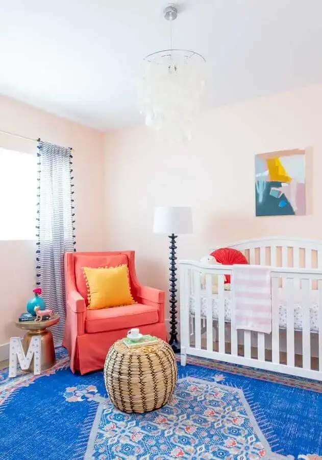 Decoração simples de quarto para bebê com tapete azul e poltrona rosa Foto Pinterest