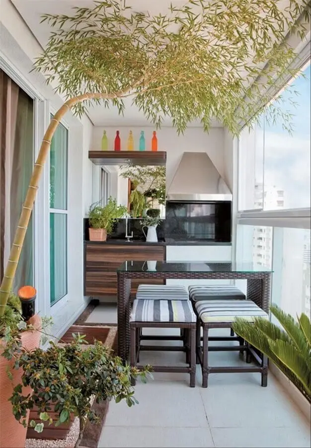 Decoração simples de varanda gourmet para apartamento pequeno com churrasqueira Foto Pinterest