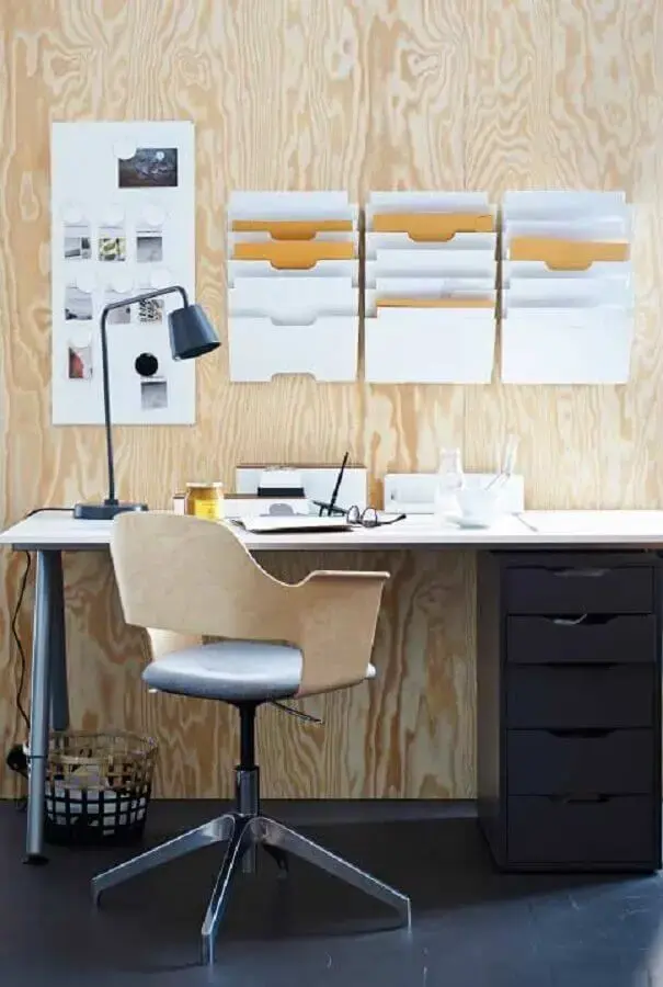 Decoração simples em home office com escrivaninha e gaveteiro Foto Pinterest