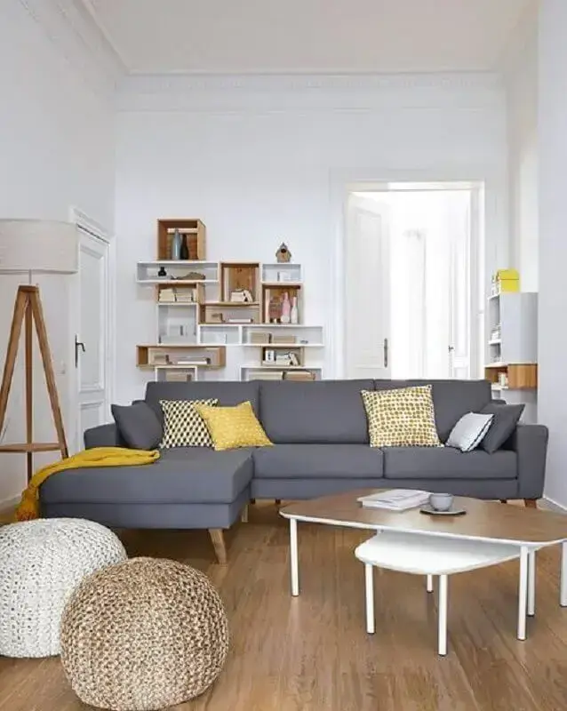 Decoração simples para sala com caixotes de madeira e almofadas para sofá cinza com chaise Foto Micasa Revista