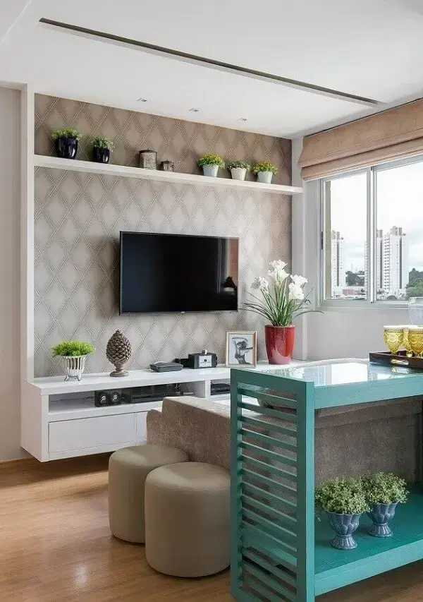 Decoração simples para sala planejada pequena apartamento. Foto: Claudia Comparin