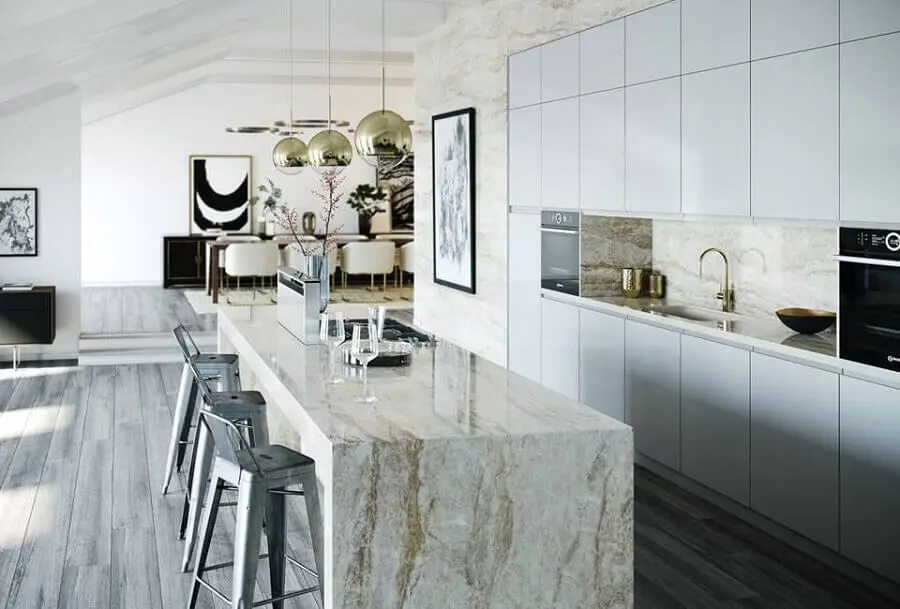 Decoração sofisticada em cores claras para cozinha aberta com ilha de mármore Foto Cosentino