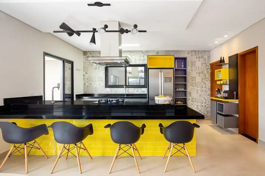 Detalhes amarelos para decoração de cozinha aberta grande Foto Andrea Petini