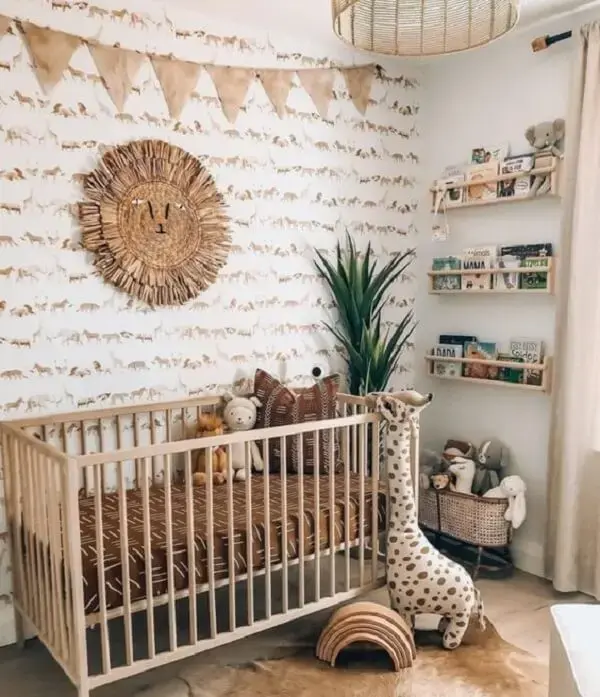 Detalhes em madeira trazem aconchego para o quarto de bebê masculino safári. Fonte: Pinterest