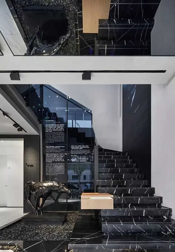 Escada de mármore preto luxuosa com parede na mesa cor e espelho no teto