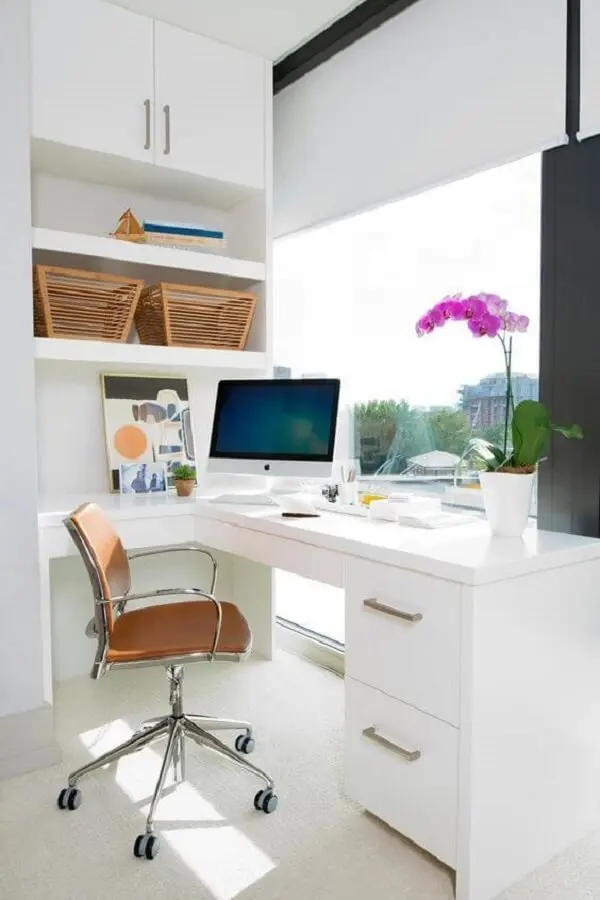 Escritório clean com escrivaninha e gaveteiro branco moderno. Fonte: Princesas Empreendedoras