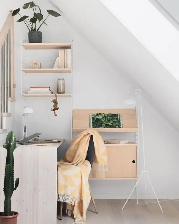 Escritório pequeno com decoração minimalista. Foto: Heem