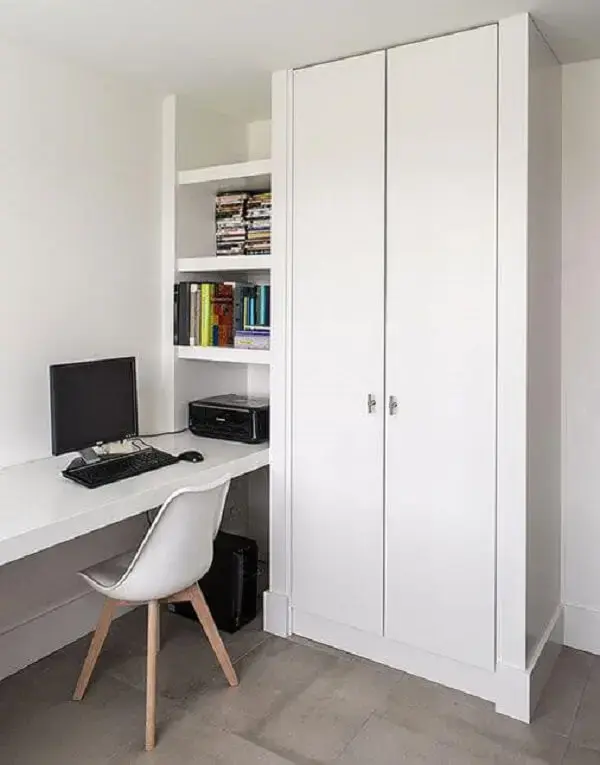 Escritório pequeno em casa com móveis planejados. Foto: Van de Scheur Interieurbouw