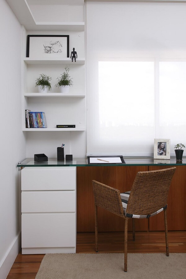 Escrivaninha com tampo de vidro e gaveteiro branco para o home office. Projeto de Marilia Caetano