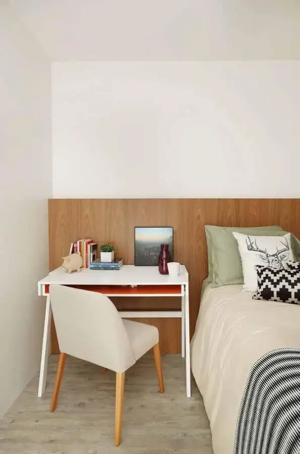 Escrivaninha home office para decoração de quarto branco com cabeceira de madeira Foto Jeito de Casa