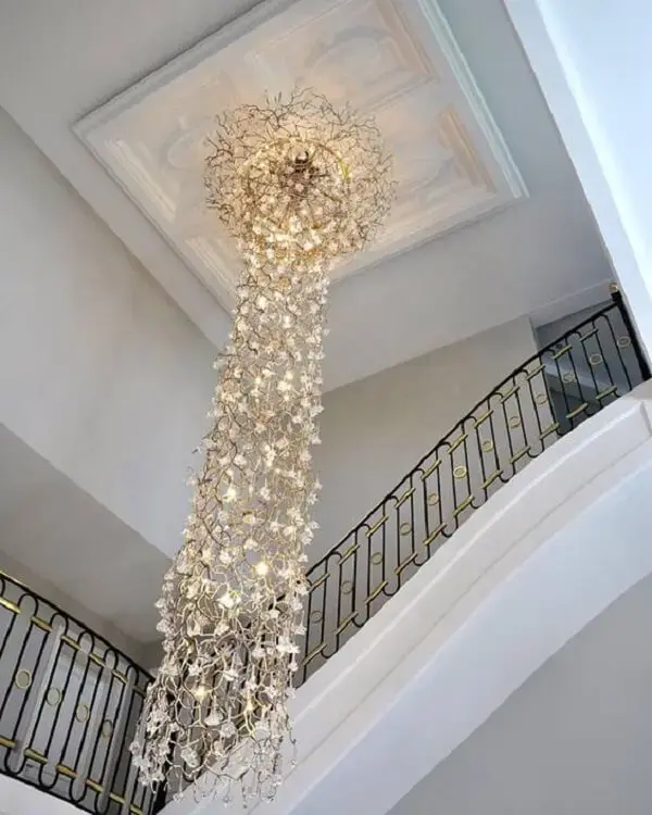 Esse modelo de lustre para escada é uma verdadeira obra de arte. Fonte: Pinterest
