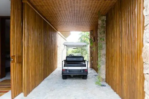 Garagem com portão de madeira