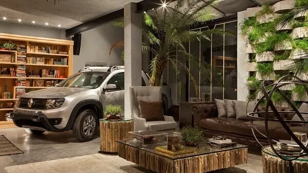 Garagem moderna com piso de cerâmica liso e decoração para organizar livros e um jardim vertical