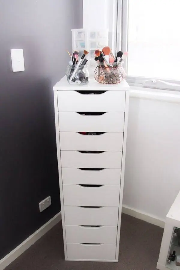 Gaveteiro branco para quarto com vários compartimentos. Fonte: Ikea