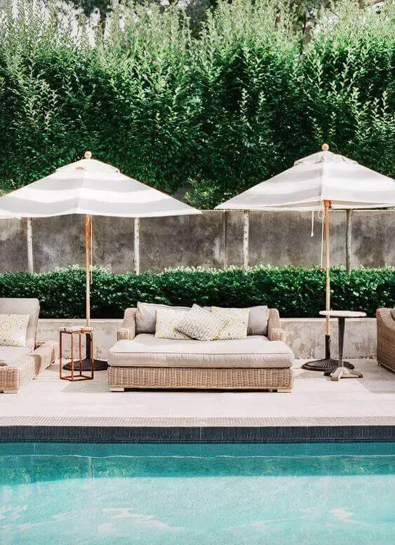 Guarda sol para piscinas modernas perto de sofás impermeáveis e cadeiras para relaxar 