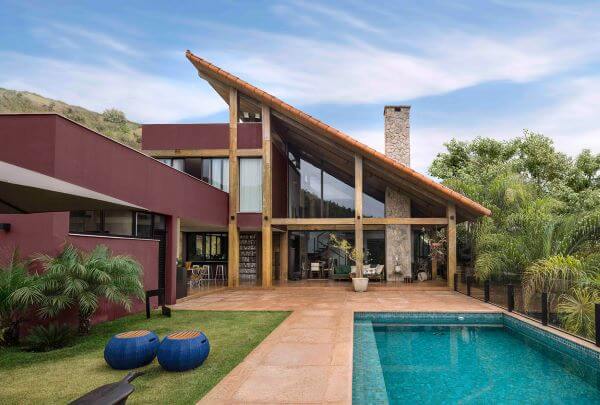 Ideia de cores para fachada de casas em marrom com piscina e jardim moderno