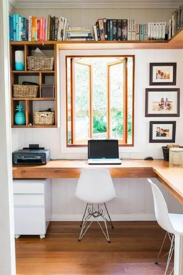 Ideias de escritório pequeno com bancada de madeira. Foto: Jeito de Casa