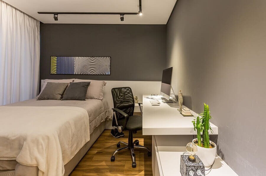Ideias de quarto masculino pequeno cinza e branco decorado com escrivaninha suspensa Foto Lumi Arquitetura