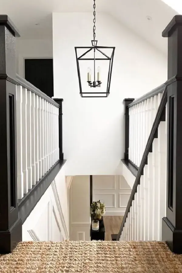 Inove na decoração e aposte em lustre para escada com design diferenciado. Fonte: Pinterest