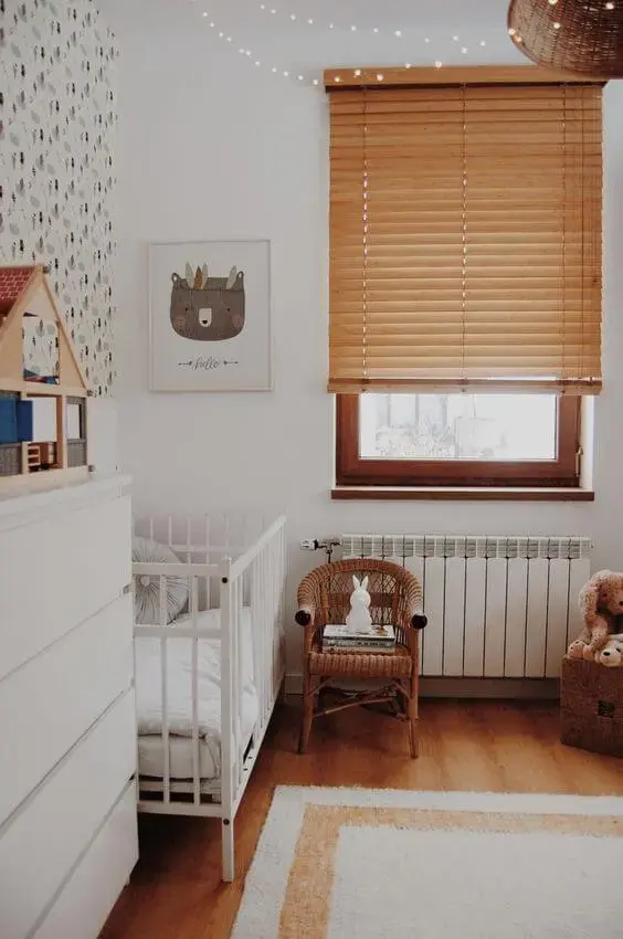 Inove na decoração e use persiana de madeira para quarto de bebê. Fonte: Pinterest