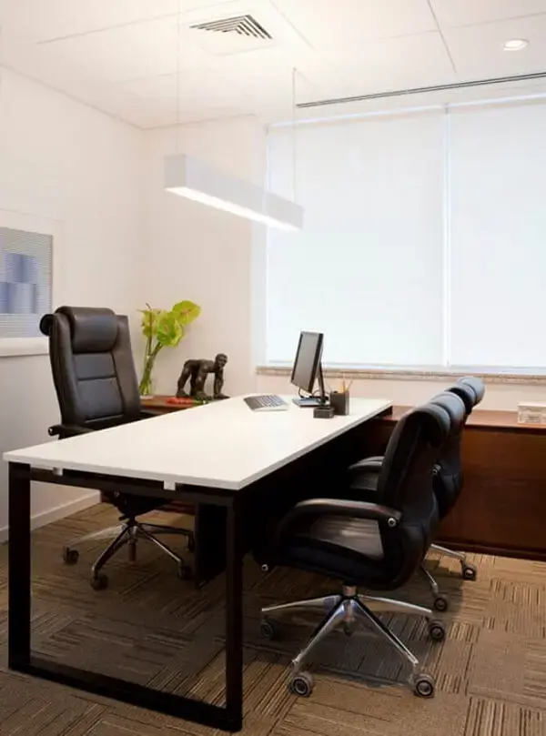 Invista em cadeiras confortáveis para o escritório pequeno. Foto: A2 Arquitetura
