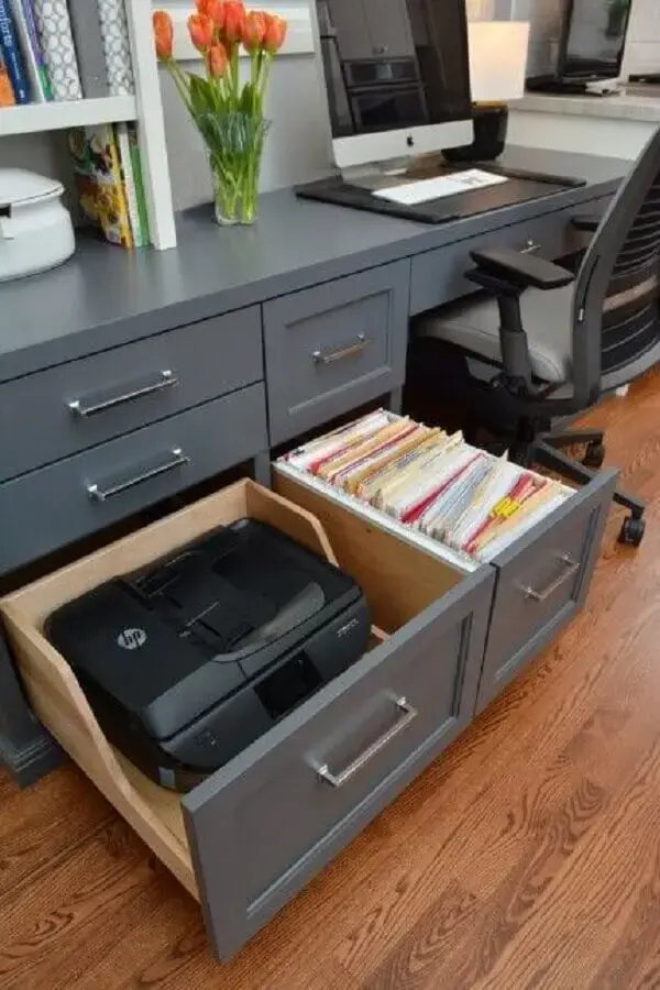 Invista em móveis planejados no escritório pequeno em casa. Foto: Shopify