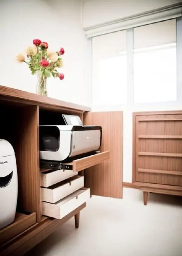 Invista em móveis planejados para escritório pequeno. Foto: Home and Decor