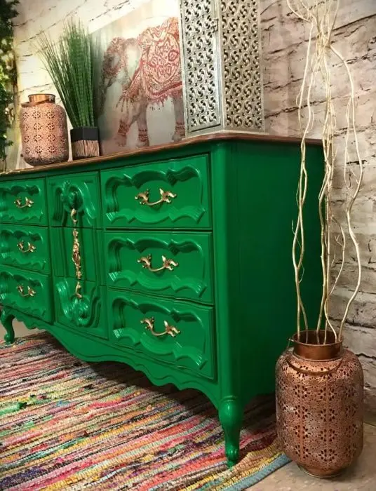 Invista nos móveis vintage coloridos para alegrar sua decoração