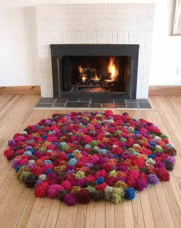 Lareira com tapete de lã colorido