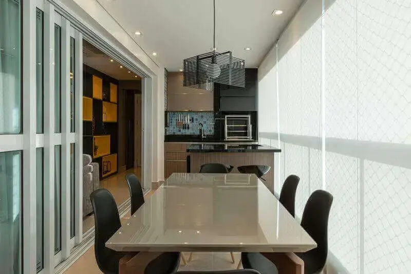 Lustre moderno para área gourmet decorada em cores neutras com armários planejados Foto LAM Arquitetura & Inteiores