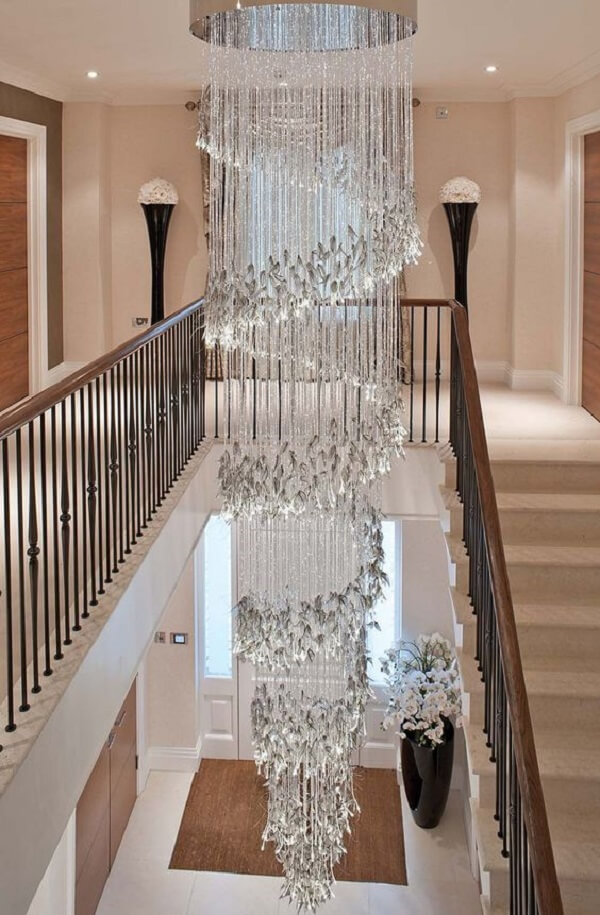 Lustre para escada interna repleto de cristais. Fonte: Pinterest