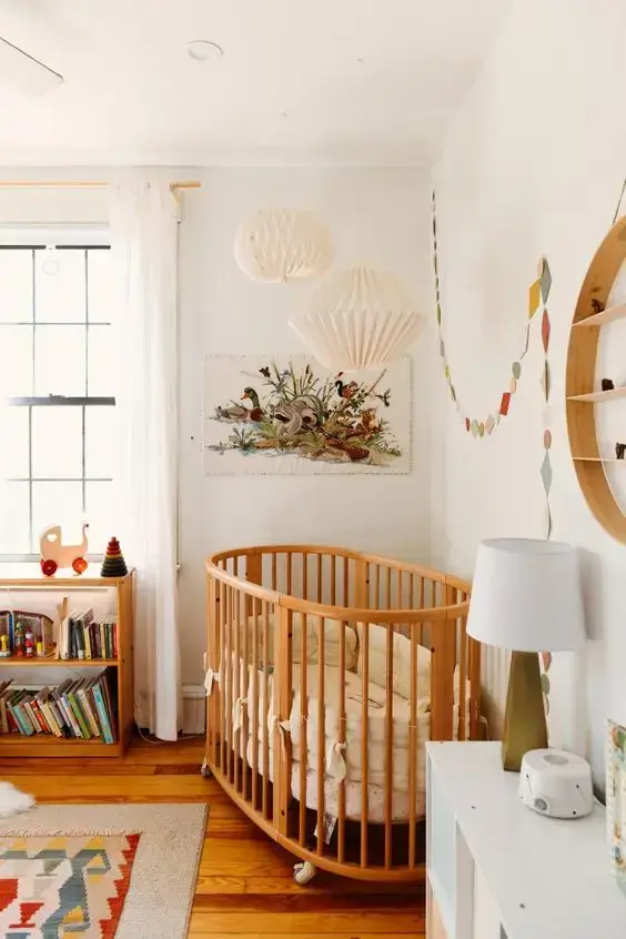 Lustre para quarto de bebê moderno e móveis de madeira