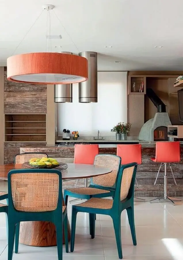 Lustre para área gourmet decorada com revestimento de madeira e cadeiras azuis  Foto Pinterest
