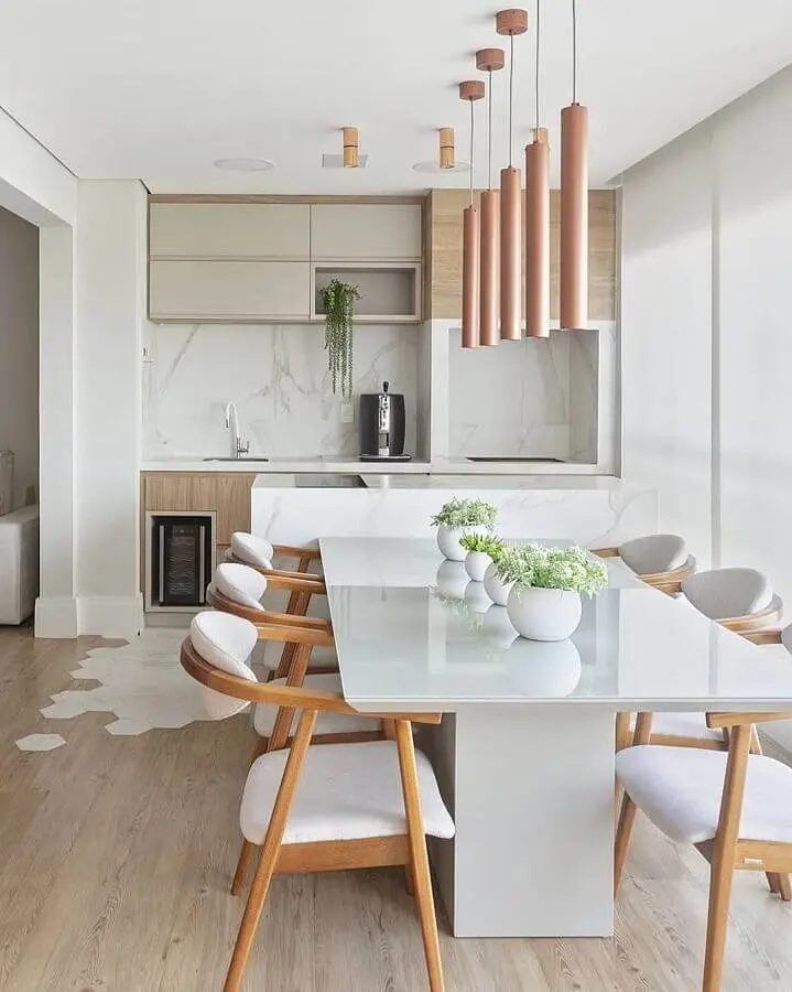 Lustre pendente para área gourmet moderna decorada com cadeiras de madeira para mesa branca  Foto Decor Salteado