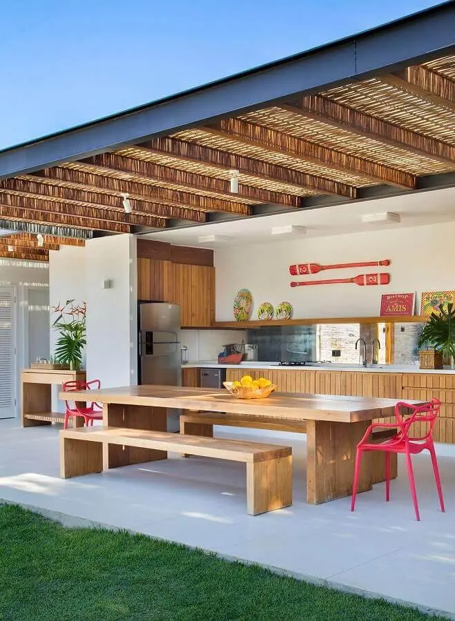 Mesa com banco de madeira para decoração de cozinha aberta no quintal Foto Brise Arquitetura