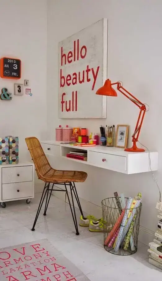Mesa escrivaninha home office com decoração simples Foto Pinterest