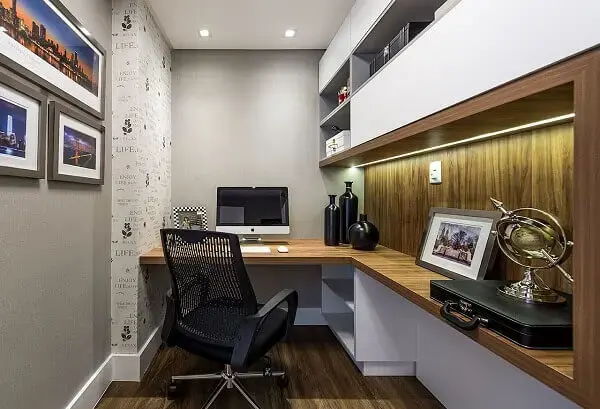 Mesa planejada em formato L para escritório pequeno. Projeto de Espaço Traço Arquitetura