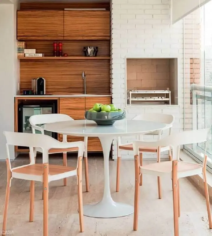 Mesa redonda para decoração de apartamento com varanda gourmet e churrasqueira Foto Arquitrecos
