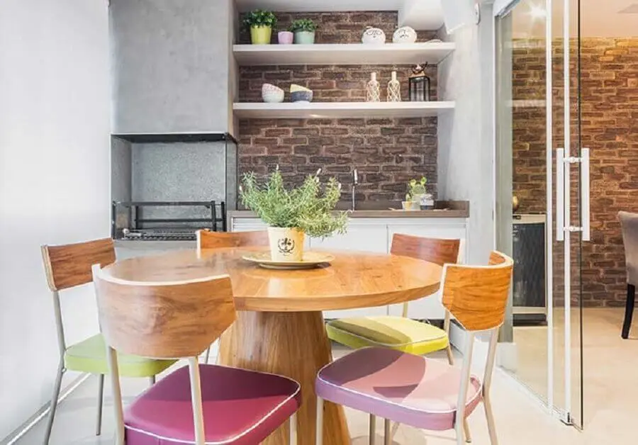 Mesa redonda para decoração de apartamento com varanda gourmet e churrasqueira Foto Pinterest