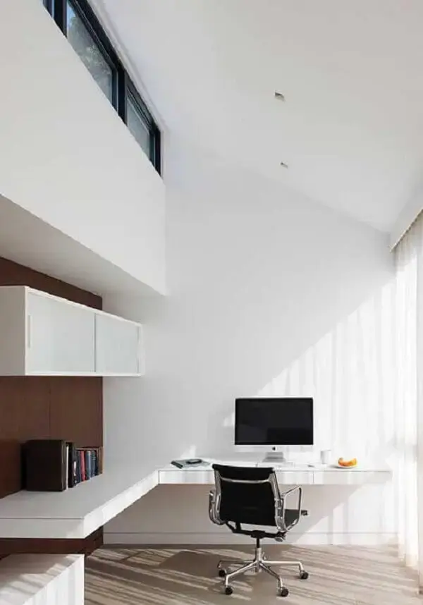 Modelo de escritório pequeno com bancada em formato L. Foto: Diulie Ferreira