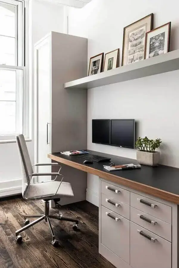 Modelo de escritório pequeno decora com cores neutras. Foto: Archzine
