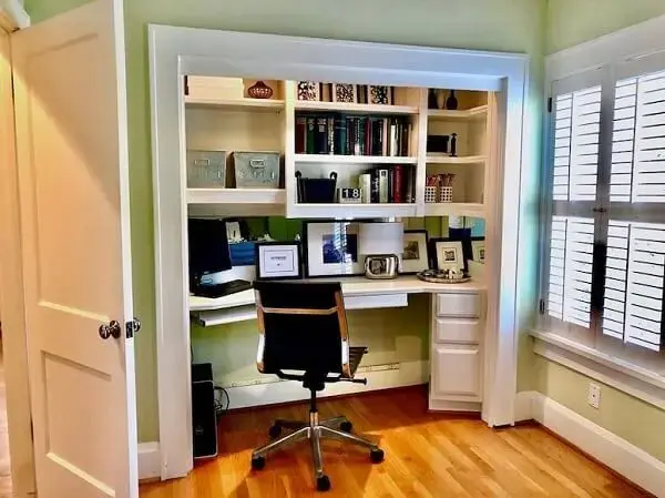 Modelo de escritório pequeno planejado em casa. Foto: Joni Checchia Interiors