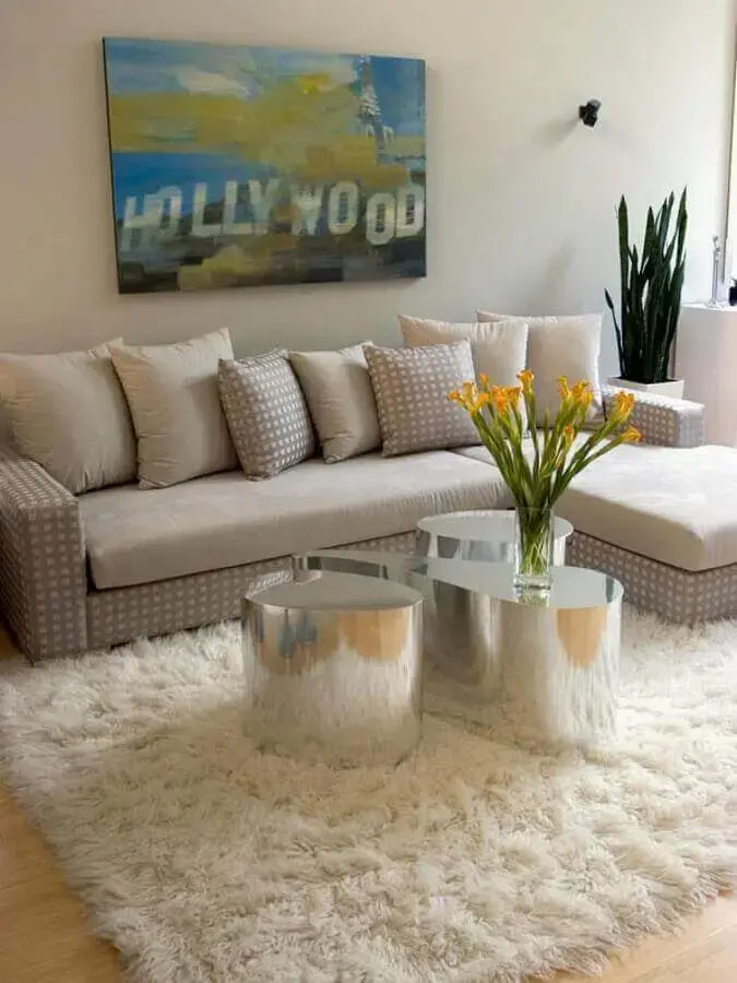 Modelo de tapete de lã branco com sofá bege e mesa de centro espelhada
