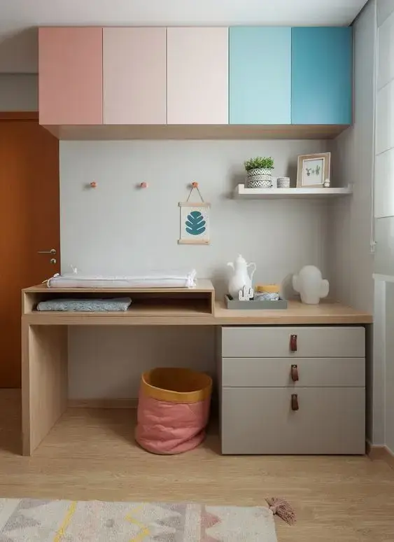Móveis coloridos para quarto de bebê moderno